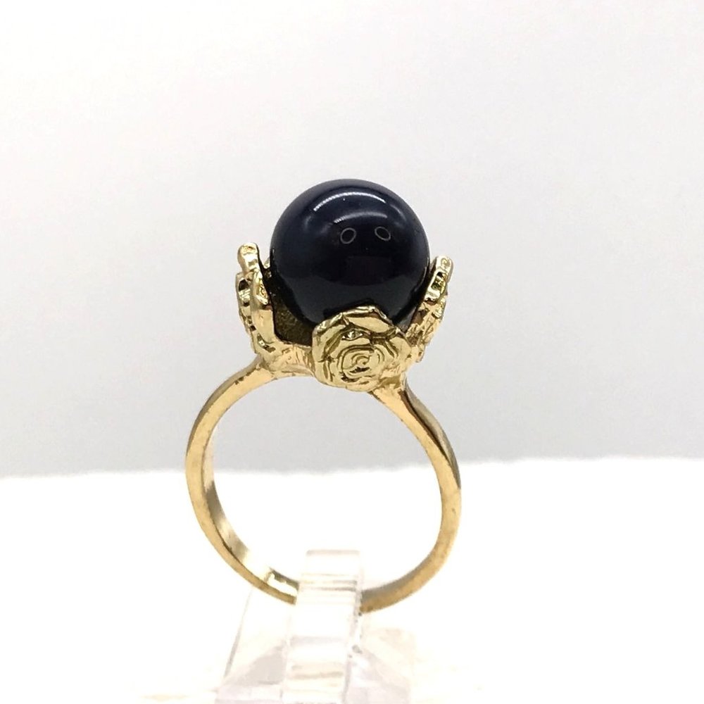 Ring gold tone floral pattern with a navy bead size 9